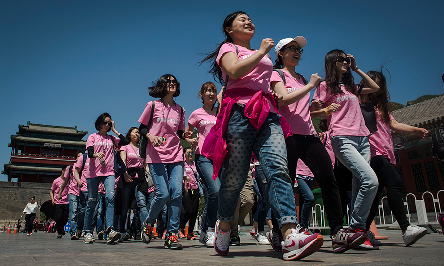 300多名乳腺癌康复者和青年志愿者在长城参加了“悦享健康-为她而行”全国乳腺癌公众宣教公益项目健步走活动